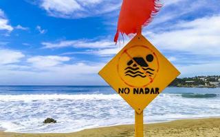 rosso bandiera nuoto Proibito alto onde nel puerto escondido Messico. foto