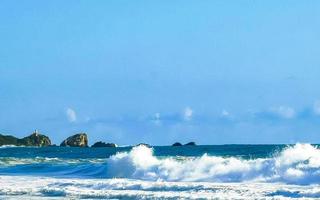 spiaggia sabbia blu acqua enorme surfer onde puerto escondido Messico. foto