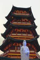 un' pagoda nel il centro di un' chinatown con il statua di guan yin. foto