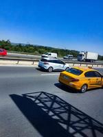 tacchino su luglio 2022. Questo rosso auto è eccesso di velocità su il autostrada nel tacchino. foto