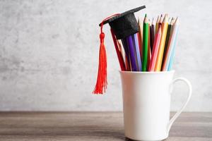 matite colorate in barattolo di vetro con spazio per la copia, apprendimento del concetto di istruzione universitaria. foto