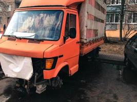 riparazione di il vecchio camion, minibus, auto su il strada. auto sospensione riparazione. sostituzione ruota foto