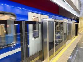 dettagliato Visualizza di Chiuso, scorrevole porte visto su un' pendolare treno, collocato a il stazione piattaforma. Questo carrozza consente biciclette per essere prese durante transito foto