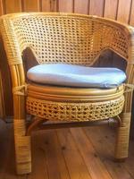 un' grande Marrone naturale sedia fatto di cannuccia, rattan, di vimini giardino mobilia foto