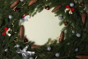 vacanze saluto carta o bandiera composizione con pino albero rami. allegro Natale sfondo e contento nuovo anno 2023. foto