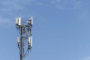 torre delle telecomunicazioni con sfondo azzurro del cielo foto