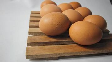vicino su di fresco pollo uovo su natura di legno foto