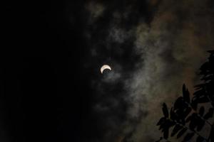 eclissi solare con nuvole foto