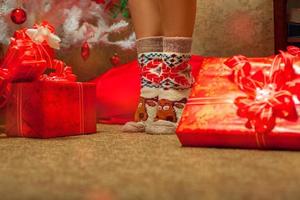 donna gambe nel divertente Natale calzini foto