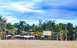 puerto escondido Messico oaxaca messicano 2022 palme ombrelloni sole lettini spiaggia ricorrere zicatela puerto escondido Messico. foto