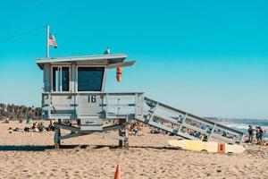 santa monica, ca, 2020 - casa del bagnino sulla spiaggia foto