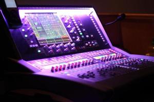 phoenix, arizona, 2020 - mixer audio in luce viola foto