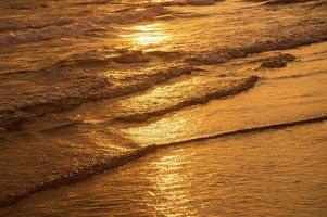 bagnato sabbia a il tempo di tramonto foto