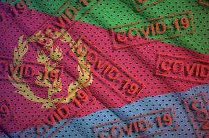 eritrea bandiera e molti rosso covid-19 francobolli. coronavirus o 2019-ncov virus concetto foto