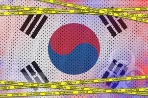 Sud Corea bandiera e covid-19 quarantena giallo nastro. coronavirus o 2019-ncov virus concetto foto