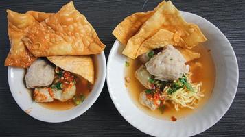bakso. indonesiano Manzo polpetta servito con tagliatelle e tofu foto