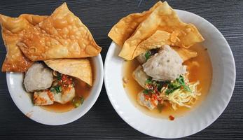 bakso. indonesiano Manzo polpetta servito con tagliatelle e tofu foto