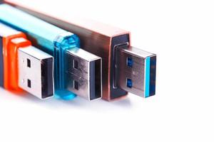 dettagliato Visualizza di un' nero USB veloce guidare con un' blu-argento connettore. foto su un' bianca sfondo