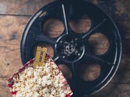 bobina di film e popcorn