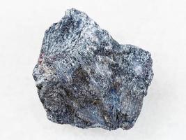 antimonio minerale stibnite pietra su bianca foto