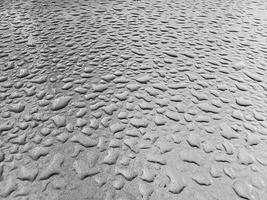 acqua goccioline su cappuccio di auto dopo pioggia. foto