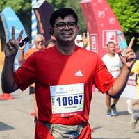 nuovo delhi, India - ottobre 16 2022 - vedanta delhi metà maratona gara dopo covid nel quale maratona partecipanti di per attraversare il finire linea, delhi metà maratona 2022 foto