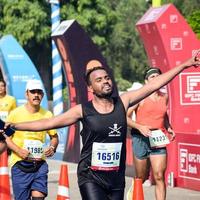 nuovo delhi, India - ottobre 16 2022 - vedanta delhi metà maratona gara dopo covid nel quale maratona partecipanti di per attraversare il finire linea, delhi metà maratona 2022 foto