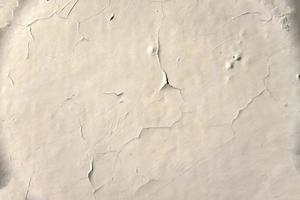 un' imbiancato parete nel il bagno con crepe a partire dal acqua gocciola. parete e caduta via dipingere con crepe. il vecchio parete. foto