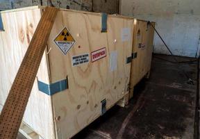 etichetta radiazioni accanto alla scatola di legno di trasporto digitare un pacco nel camion foto