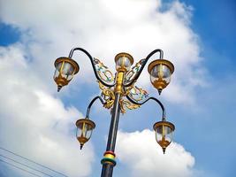 classico modello città luci con nero oro ferro intagli, bellissimo luminosa blu cielo tiro a Basso angolo. foto