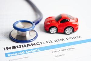 stetoscopio su assicurazione Richiesta incidente auto modulo, auto prestito, assicurazione e Leasing tempo concetti. foto