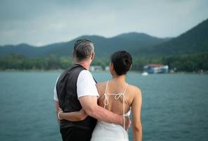 contento momenti di interrazziale coppie su un' yacht il coppia aveva loro luna di miele a uno di dell'asia foto