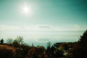 sole al di sopra di il orizzonte foto