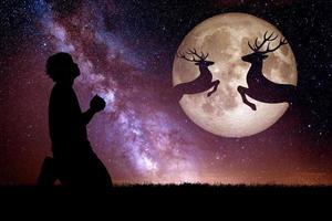 notte cervo silhouette contro il fondale di un' grande Luna. sfondo per Natale foto