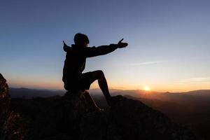 silhouette delle mani dell'uomo cristiano che pregano Dio, l'uomo prega per la benedizione di Dio per desiderare una vita migliore. implorare perdono e credere nella bontà, sfondo del concetto di religione cristiana. foto