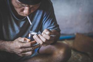 dipendente drogato uomo preparazione droghe. uomo assunzione droghe, il concetto di crimine e droga dipendenza. eroina dipendente nel il buio, no per farmaci concetto. foto