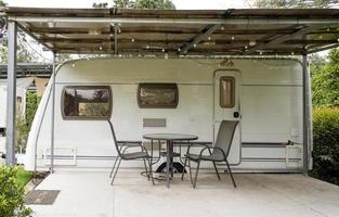 caravan trailer con balcone nel davanti foto