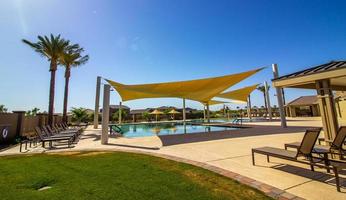 Comunità nuoto piscina con ombra tettoie foto