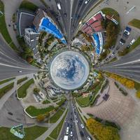 blu sfera dentro prospiciente vecchio cittadina, urbano sviluppo, storico edifici e incrocio stradale con macchine. trasformazione di sferico 360 panorama nel astratto aereo Visualizza. foto