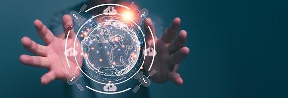 attività commerciale intelligenza comunicazione, nuvole e satellitare orbita Rete, digitale collegamento connessione tecnologia sistema, grande dati analisi, uomo d'affari Tenere globale digitale Rete connessione. foto