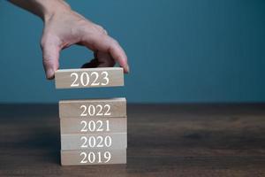 mano con 2023 anno, contento nuovo anno con copia spazio per testo, risoluzione, volta, Piano, obiettivo, motivazione, riavviare, conto alla rovescia e nuovo anno vacanza concetto. foto