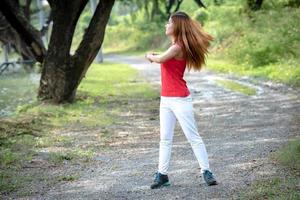 giovane asiatico salutare donna esercizio nel il parco. foto