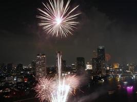 alto angolo Visualizza fantastico multicolore lungo esposizione tiro di fuochi d'artificio al di sopra di chao Phraya fiume, paesaggio urbano di bangkok, Festival, celebrazione, contento nuovo anno, attività commerciale architettura. foto