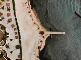 vista aerea della spiaggia durante il giorno foto