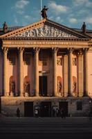 edificio classico con colonne foto