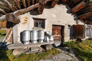 capanna di mucca agricoltori con latte contenitori foto