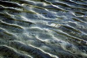 primo piano di acque poco profonde su una spiaggia foto