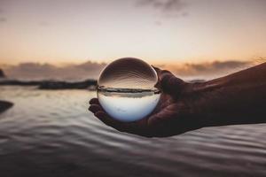 persona in possesso di una palla di vetro foto