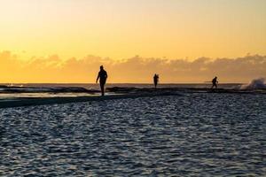 sydney, australia, 2020 - silhouette di persone che camminano vicino all'oceano foto