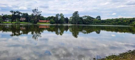 tropicale lago nel rurale proprietà foto